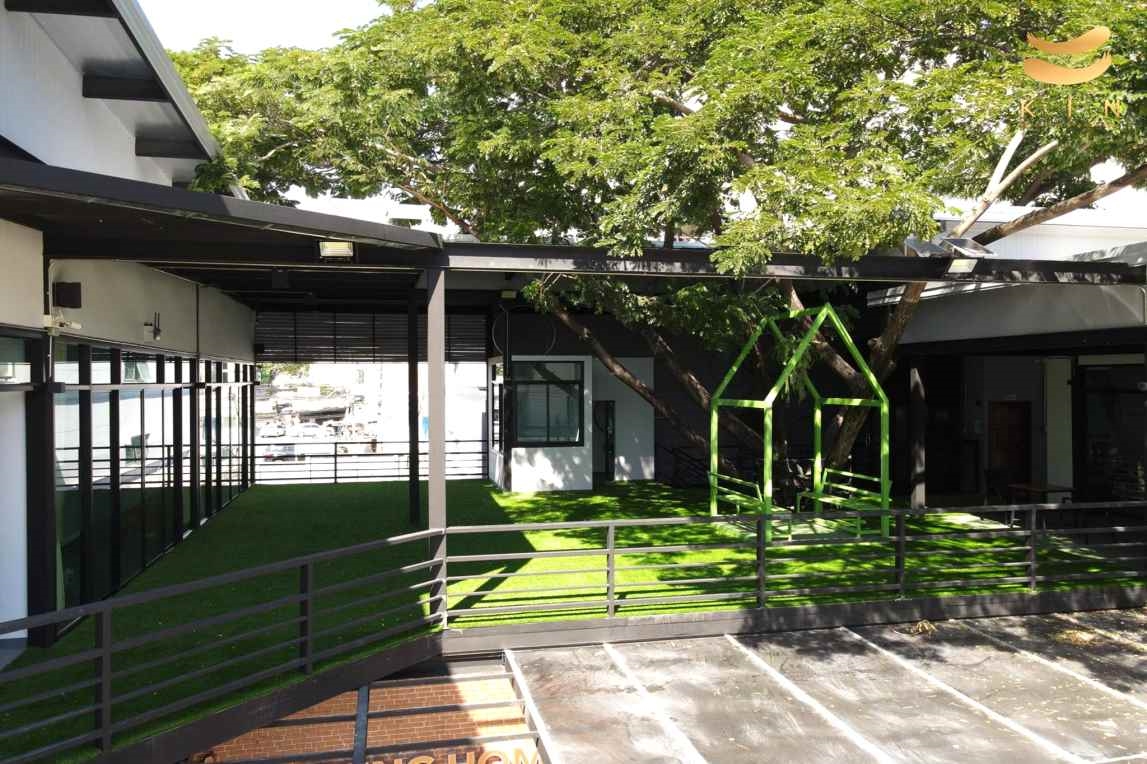 ลานกิจกรรม สนามหญ้า kin Nursing Home ดูแลคนแก่ ดูแลคนชรา