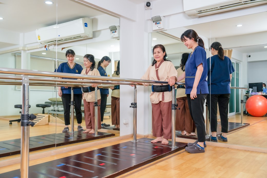 ปวดหลัง หมอนรองกระดูกทับเส้น คลีนิคกายภาพบำบัด